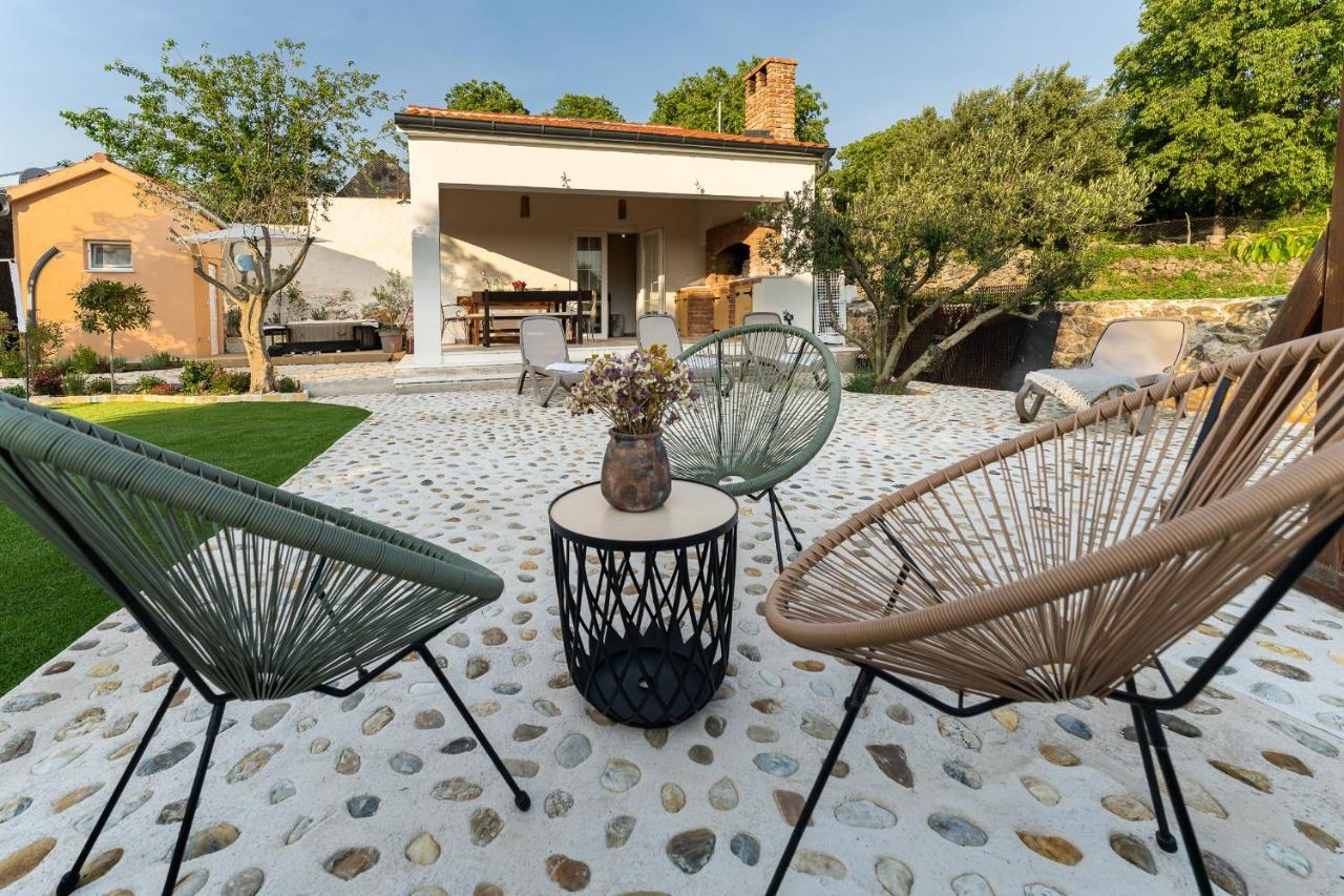 Holiday Home - Villa Thorak Anic Luaran gambar